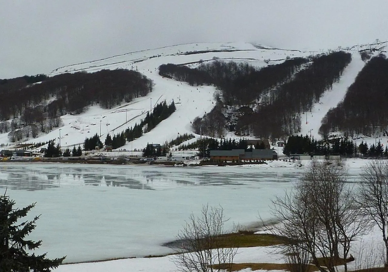 Les Pistes Vertes Le Lac Bleu Chez Lorenzo Et Severine Super Besse 0*,  France